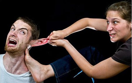 Puxão de orelha, a mild way to scold someone in Portuguese, shown as a playful ear pull