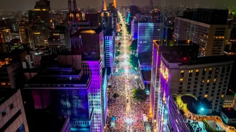 Espectacular vista nocturna de la avenida paulista, una celebración de año nuevo en brasil en un skyline urbano con luces de colores brillantes.