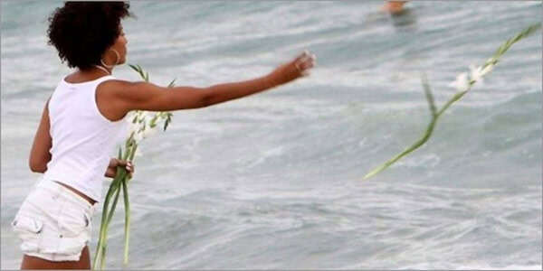 mujer tirando flores al mar en brasil - primer de enero - reveillon
