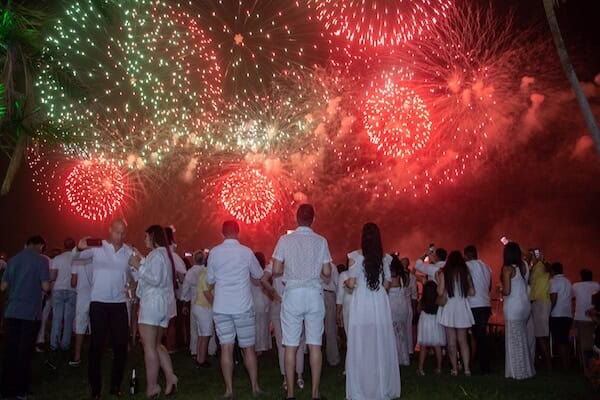Espectáculo de fuegos artificiales ilumina el cielo para celebrar en grupo.
