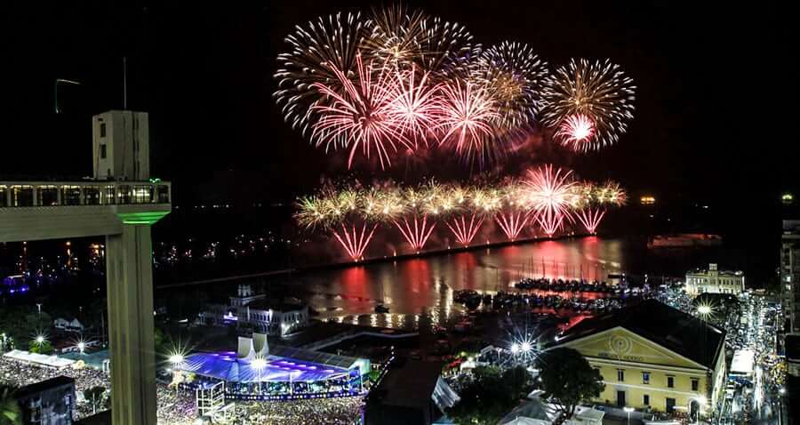 Espectáculo de fuegos artificiales durante el año nuevo en Salvador
