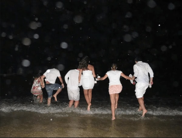 saltando olas en la playa de brasil - nochevieja - réveillon